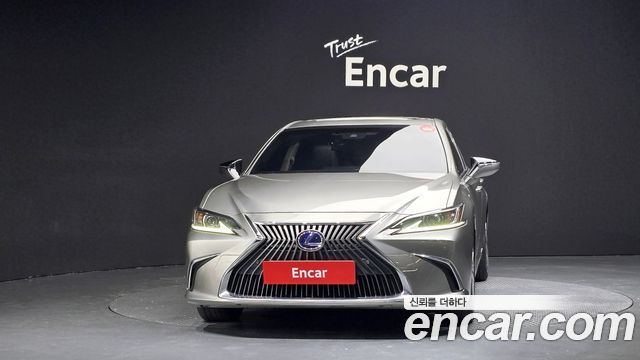 Лексус ES300h 2020 — миниатюра 3