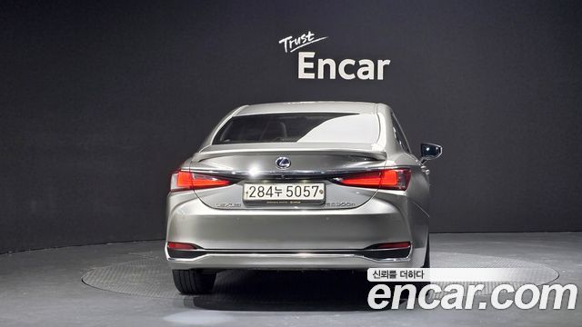 Лексус ES300h 2020 — миниатюра 4