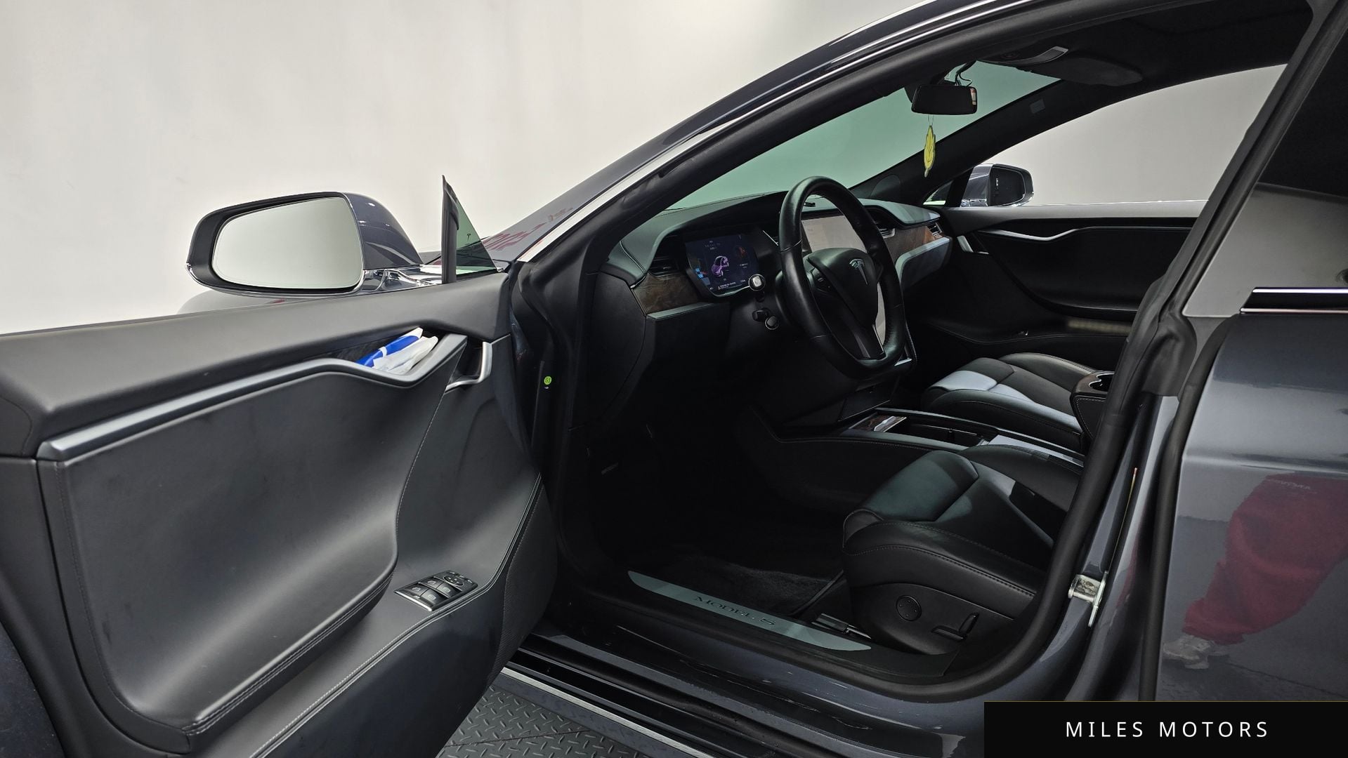 Tesla Model S 2019 — миниатюра 10