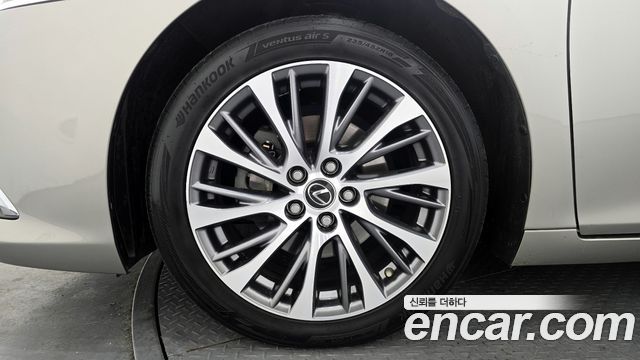 Лексус ES300h 2019 — миниатюра 5