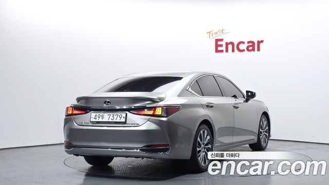 Лексус ES300h 2019 — миниатюра 2