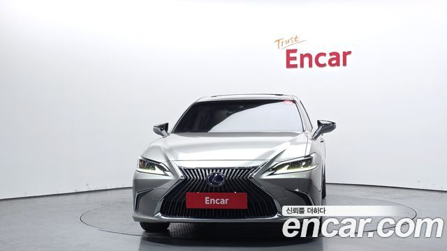Лексус ES300h 2019 — миниатюра 3