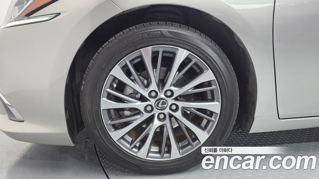 Лексус ES300h 2019 — миниатюра 5