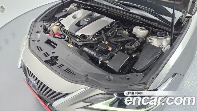 Лексус ES300h 2019 — миниатюра 6