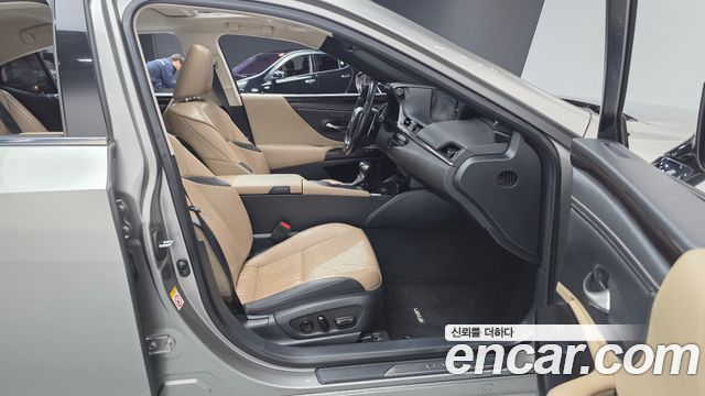 Лексус ES300h 2019 — миниатюра 10