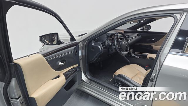 Лексус ES300h 2019 — миниатюра 11