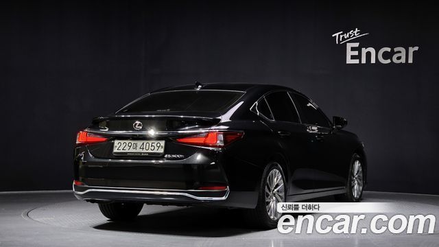 Лексус ES300h 2023 — миниатюра 2