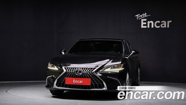 Лексус ES300h 2023 — миниатюра 3