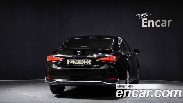 Лексус ES300h 2023 — миниатюра 4