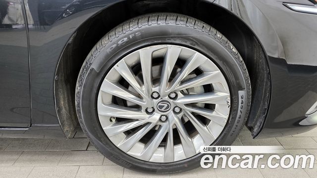 Лексус ES300h 2023 — миниатюра 5