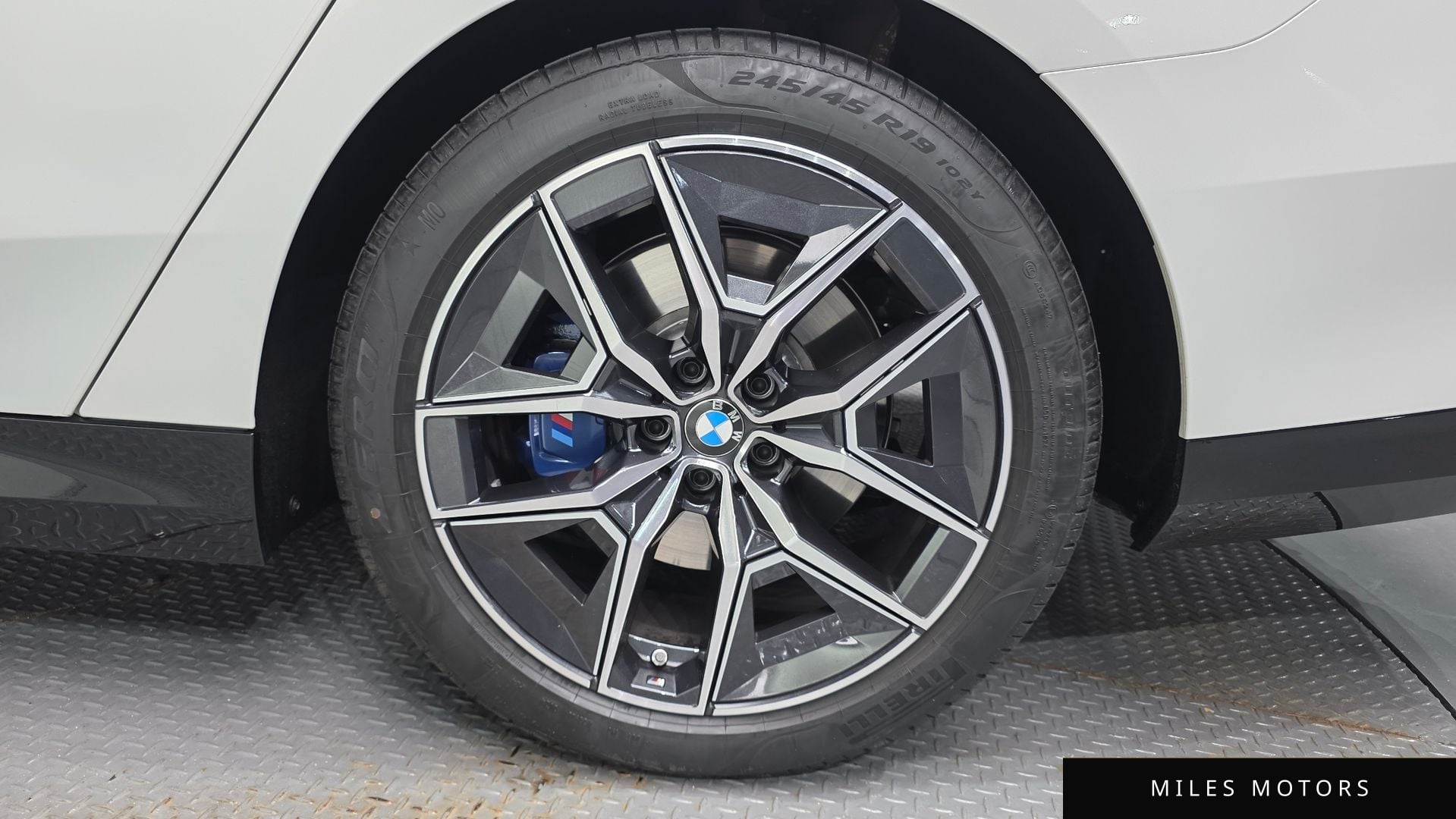 BMW 5 Series (G60) 2025 — миниатюра 5