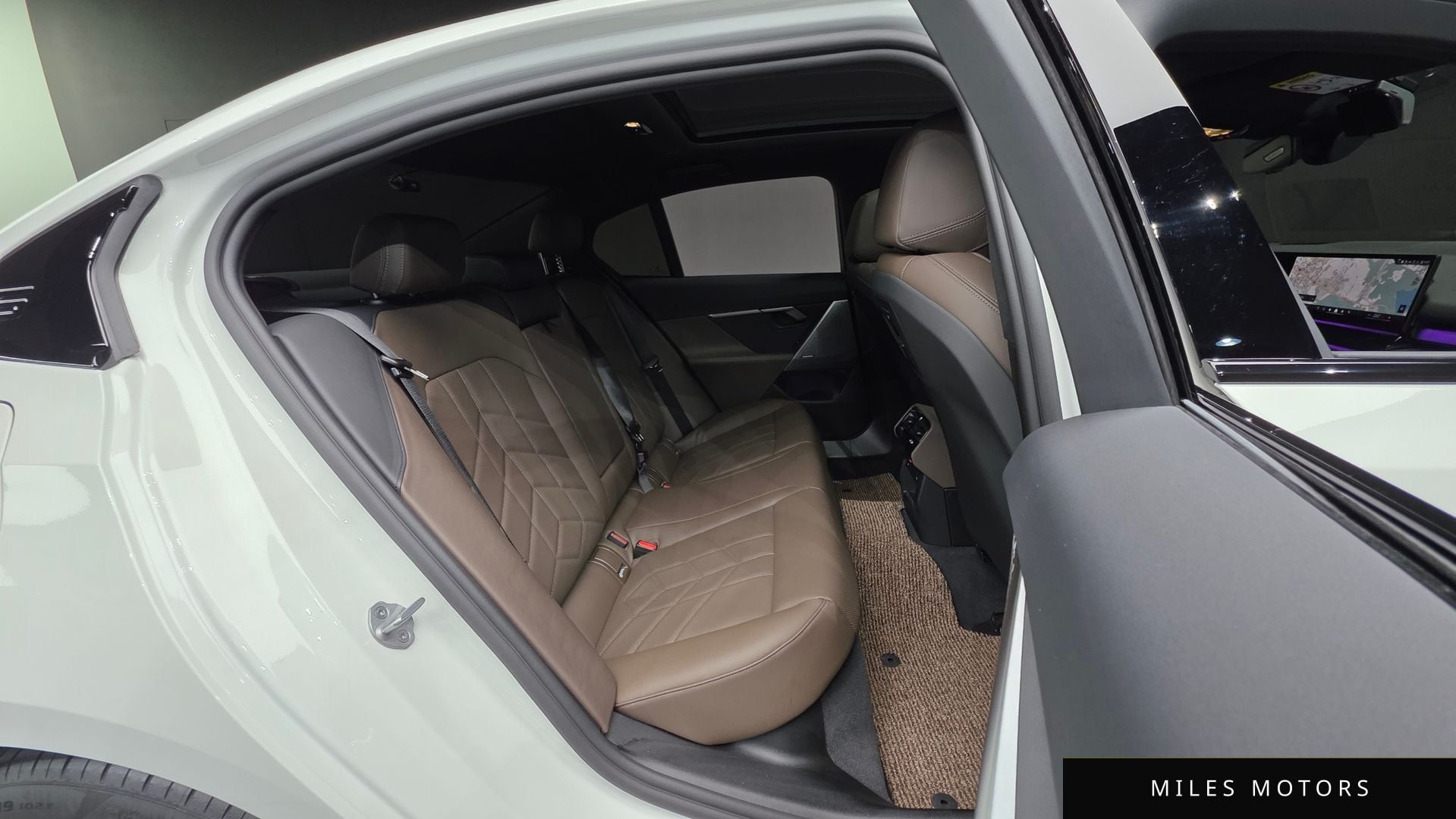 BMW 5 Series (G60) 2025 — миниатюра 18