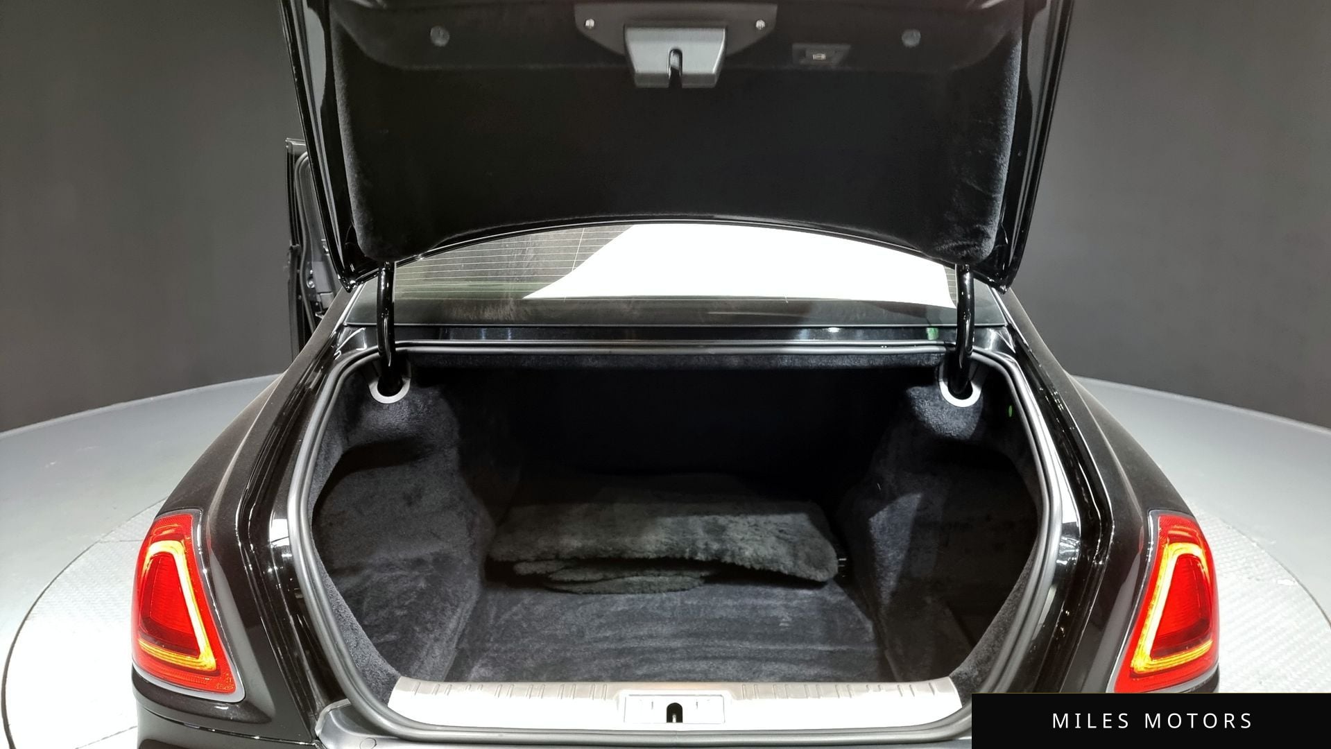 Rolls-Royce 고스트 2015 — миниатюра 20