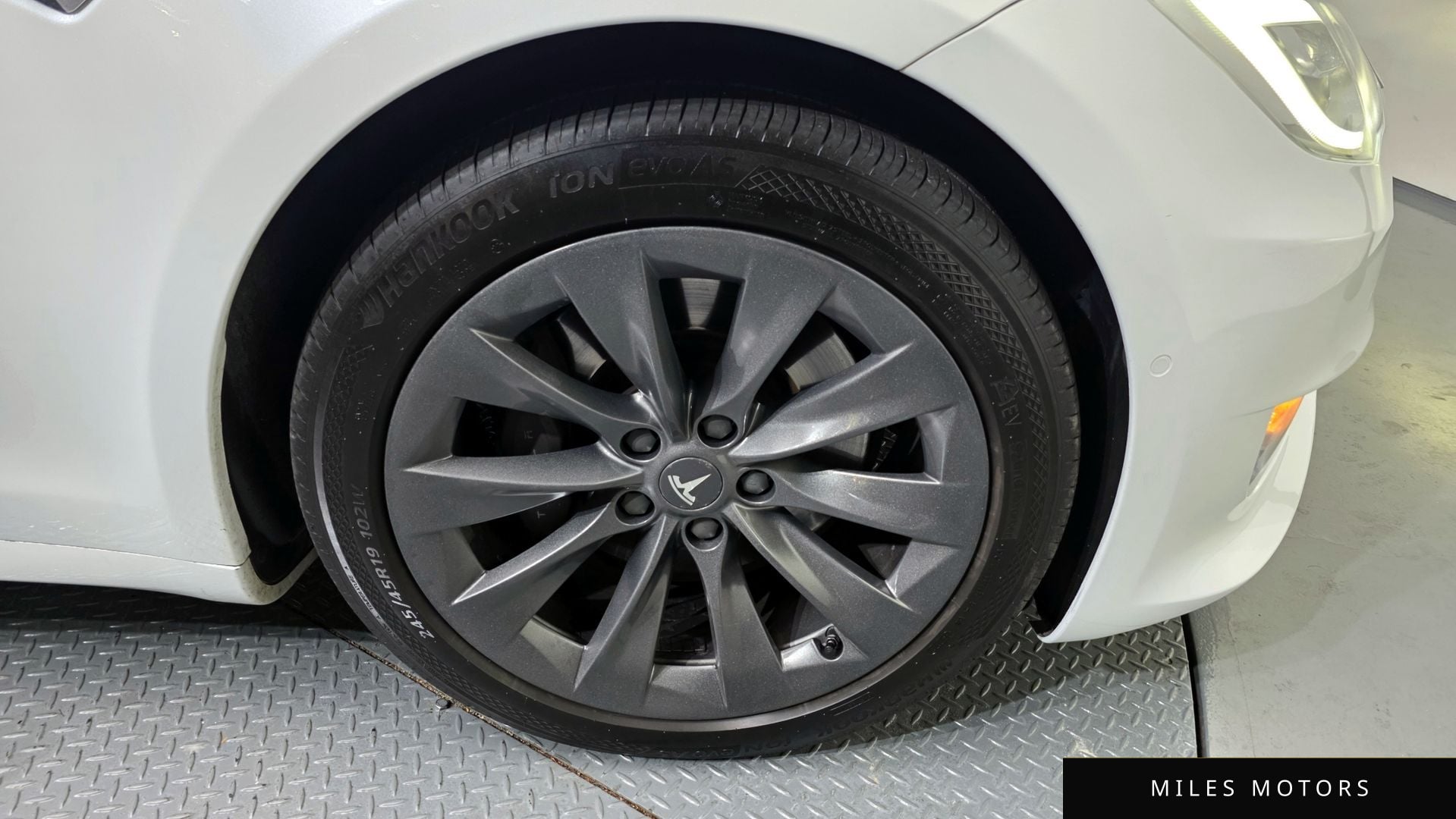 Tesla Model S 2020 — миниатюра 5