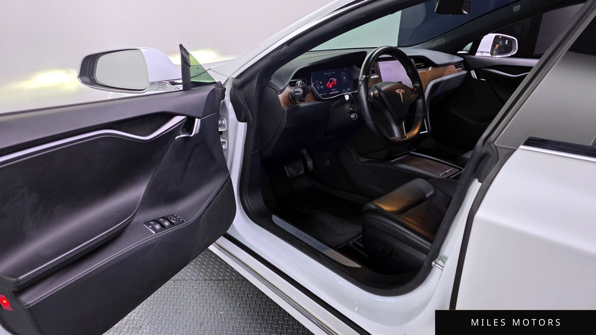 Tesla Model S 2020 — миниатюра 10