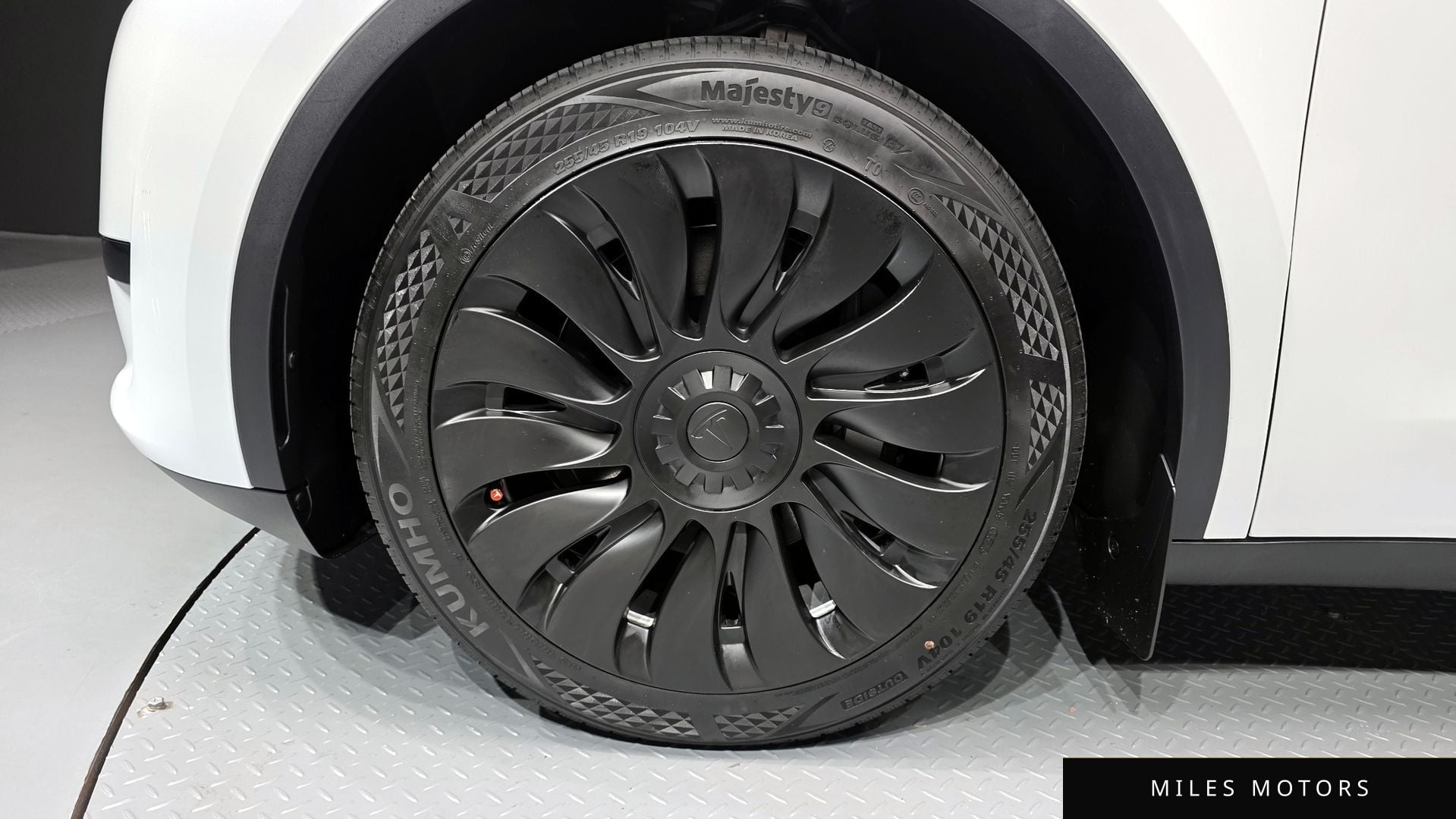 Tesla Model Y 2024 — миниатюра 5