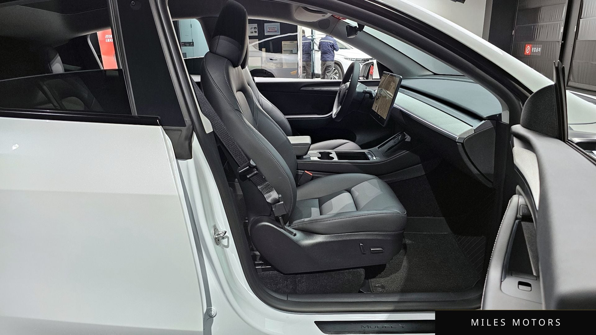 Tesla Model Y 2024 — миниатюра 10