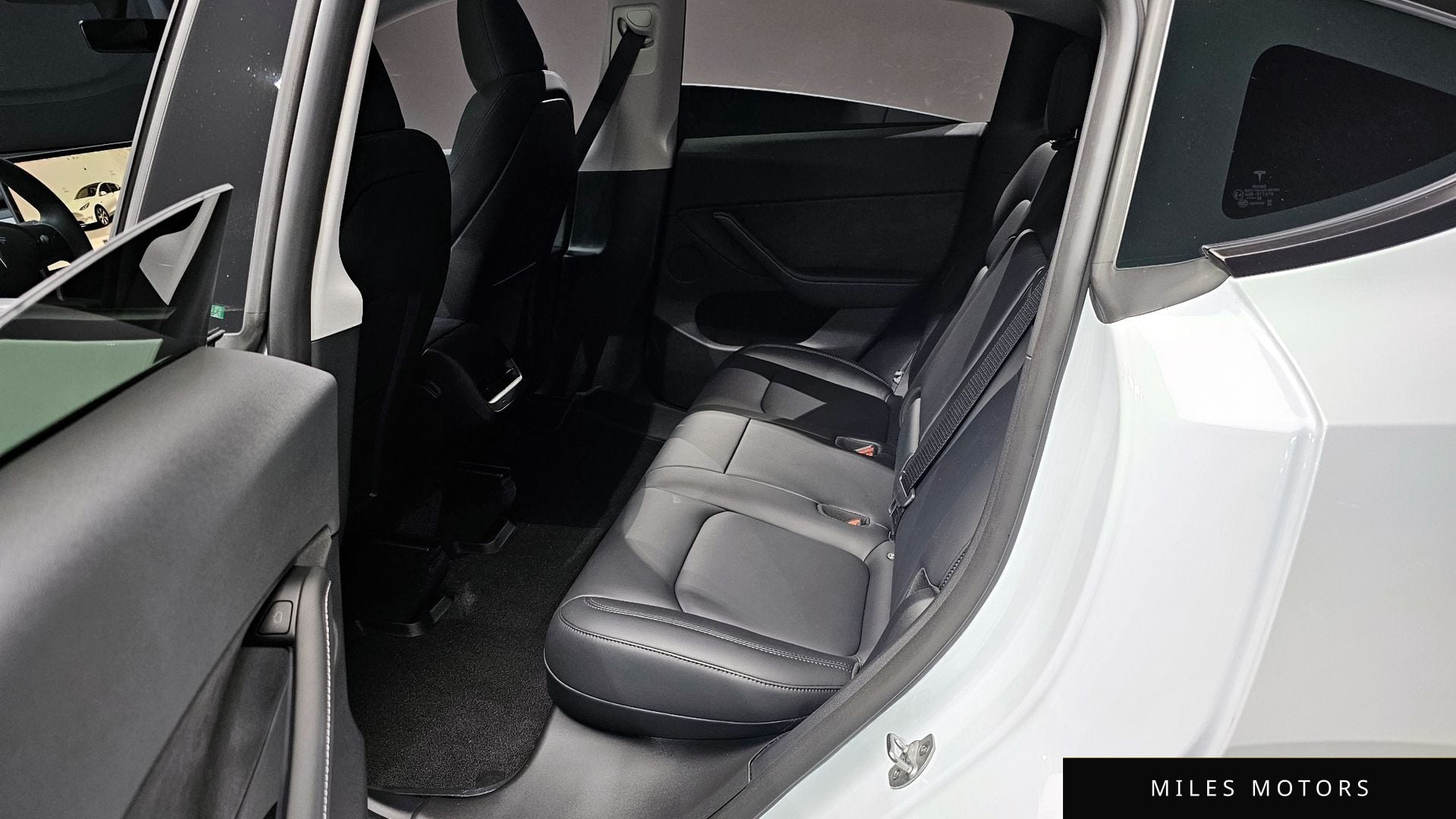 Tesla Model Y 2024 — миниатюра 12