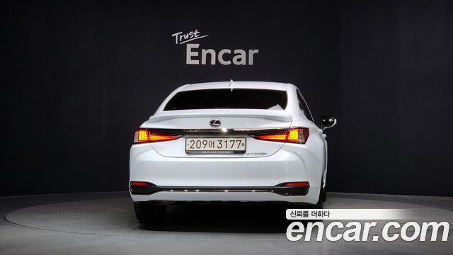 Лексус ES300h 2024 — миниатюра 4