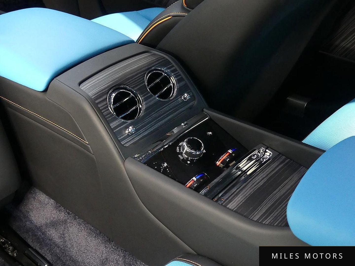 Rolls-Royce 스펙터 2024 — миниатюра 16