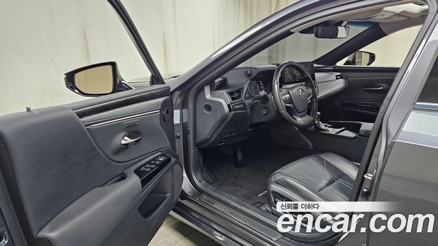 Лексус ES300h 2023 — миниатюра 10