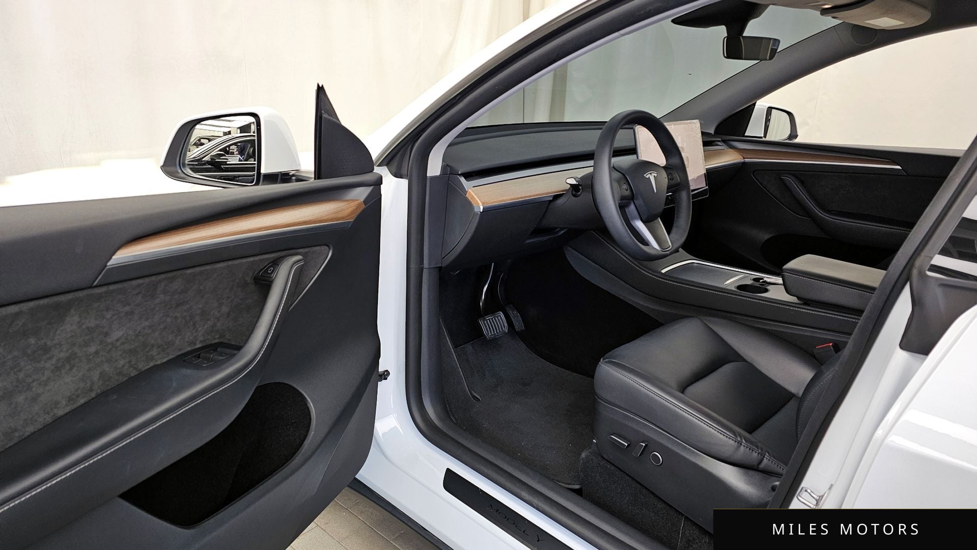 Tesla Model Y 2024 — миниатюра 10