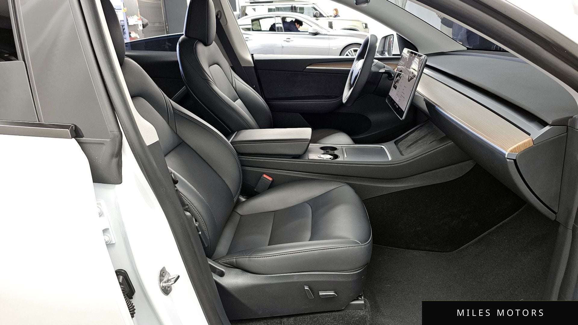 Tesla Model Y 2024 — миниатюра 11