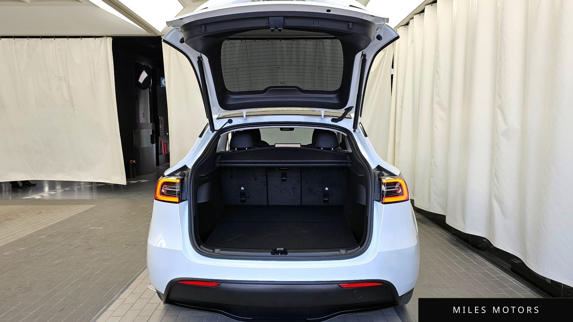 Tesla Model Y 2024 — миниатюра 20
