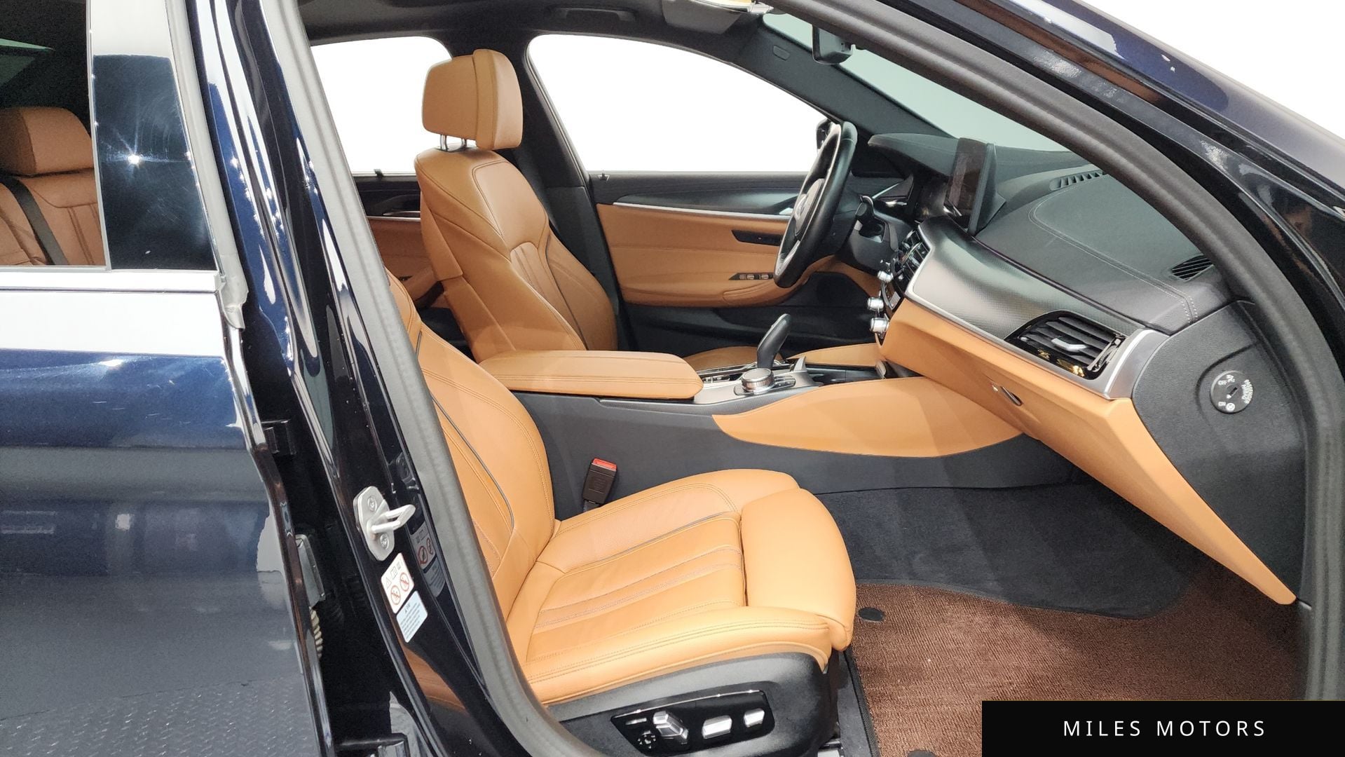 BMW 5 Series (G30) 2023 — миниатюра 11