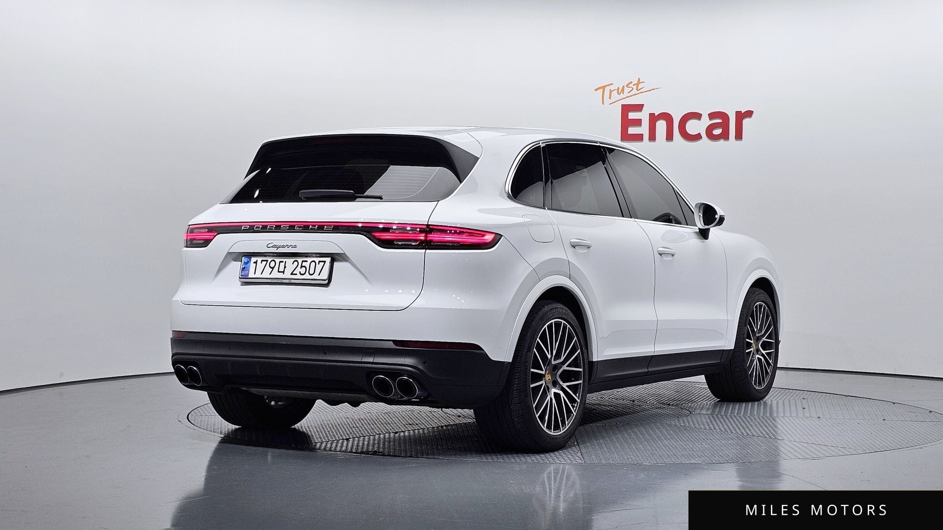 Porsche Cayenne 2023 — миниатюра 2