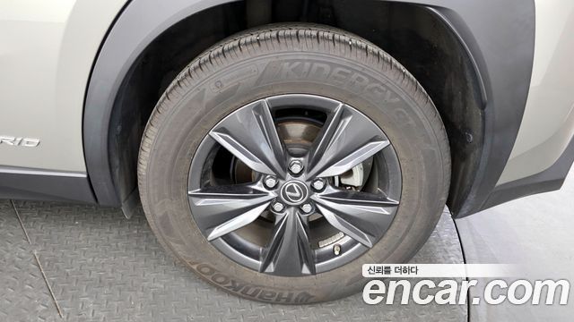 Лексус UX250h 2019 — миниатюра 5