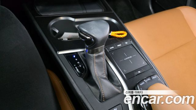 Лексус UX250h 2019 — миниатюра 9