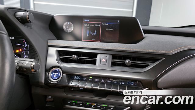Лексус UX250h 2019 — миниатюра 18
