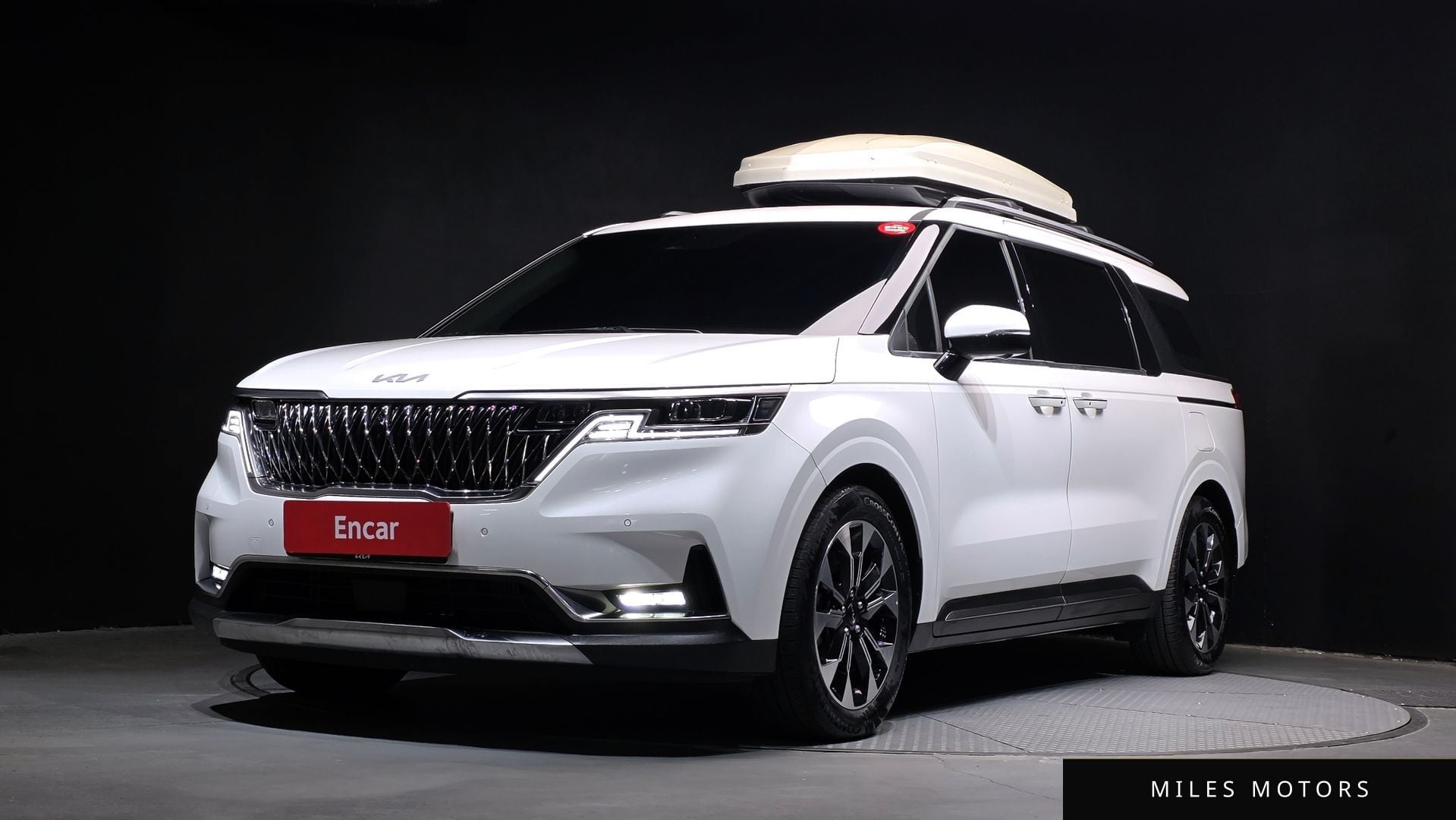 Kia Carnival 2023 — фото 1 из 12
