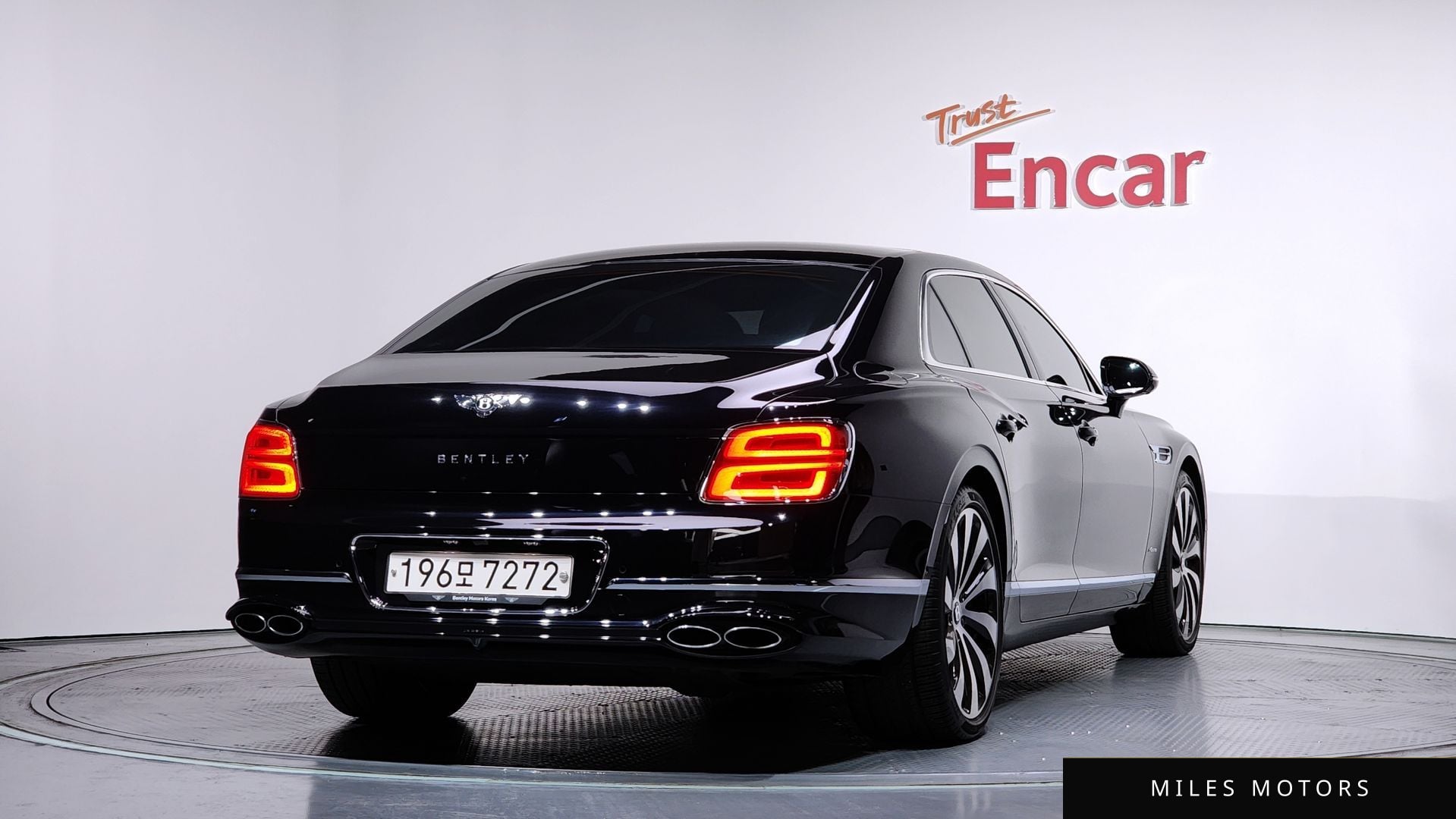 Bentley Flying Spur 2023 — миниатюра 2