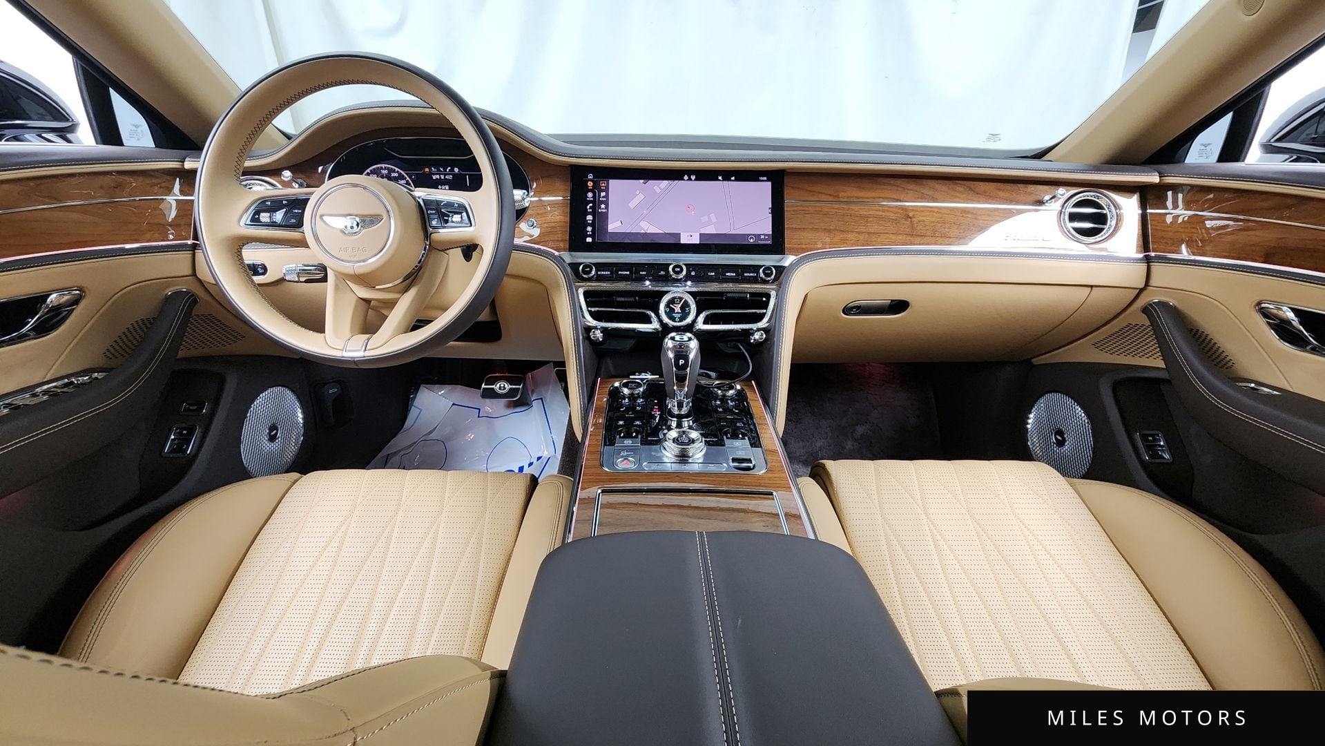 Bentley Flying Spur 2023 — миниатюра 7