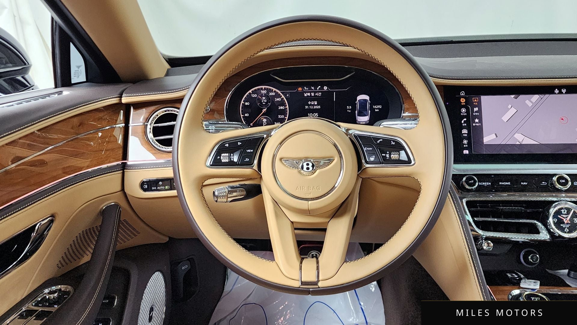 Bentley Flying Spur 2023 — миниатюра 13