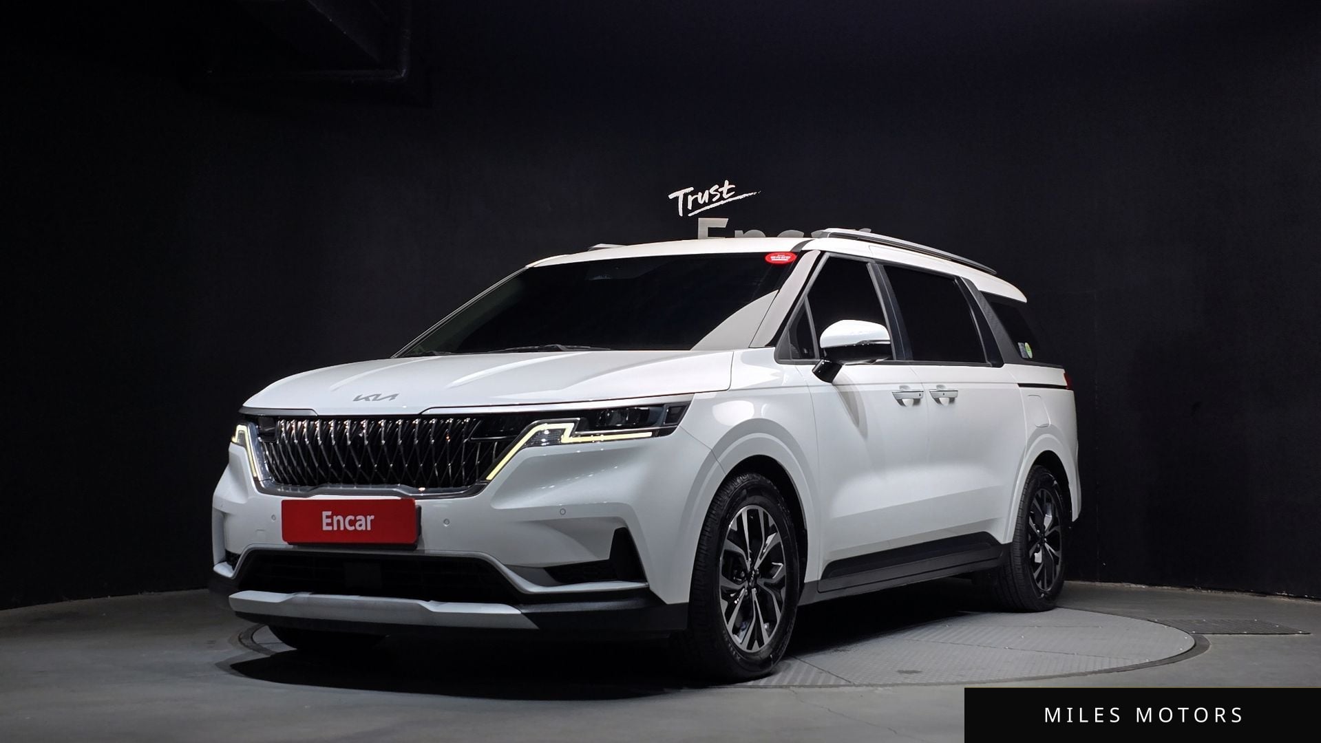 Kia Carnival 2023 — фото 1 из 12