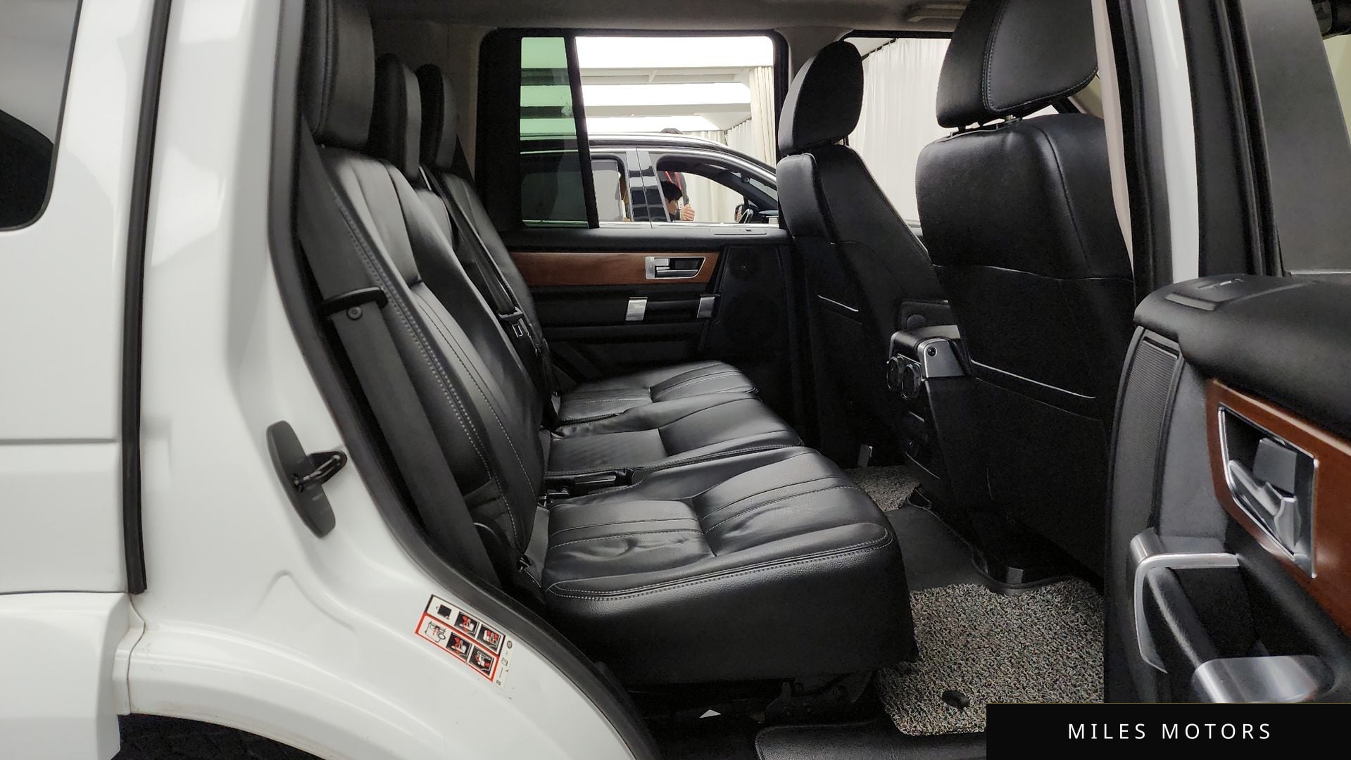 Land Rover Discovery 2015 — миниатюра 12