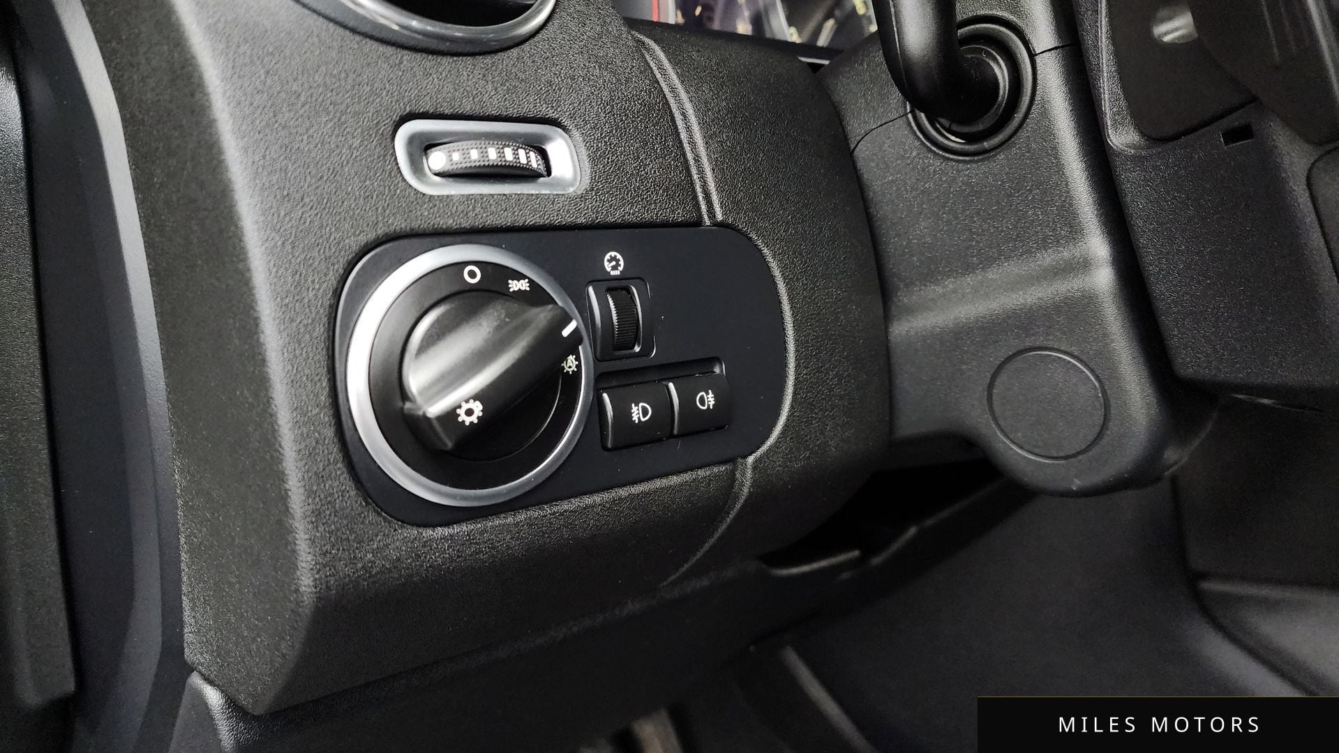 Land Rover Discovery 2015 — миниатюра 16