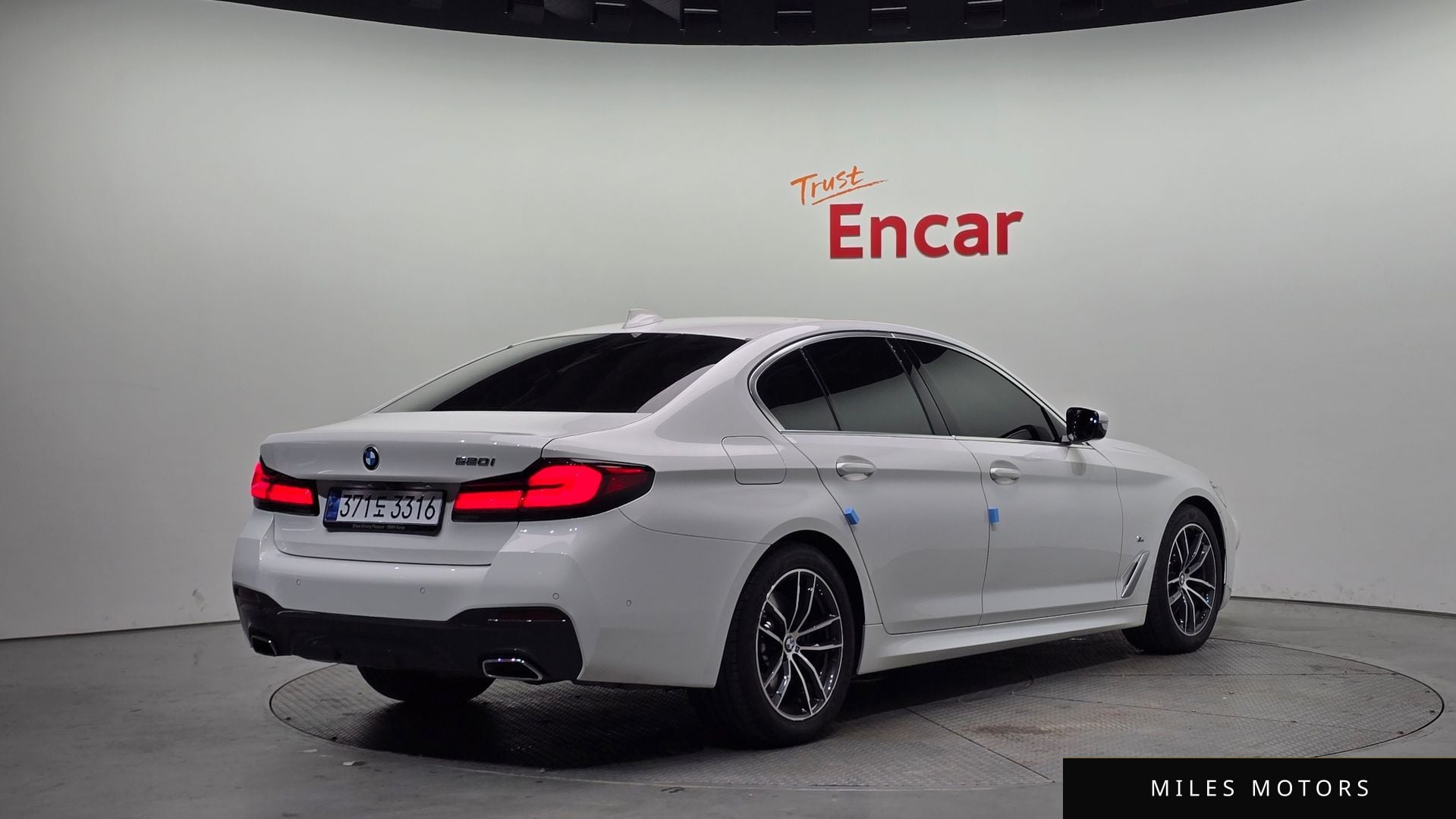 BMW 5 Series (G30) 2023 — миниатюра 2