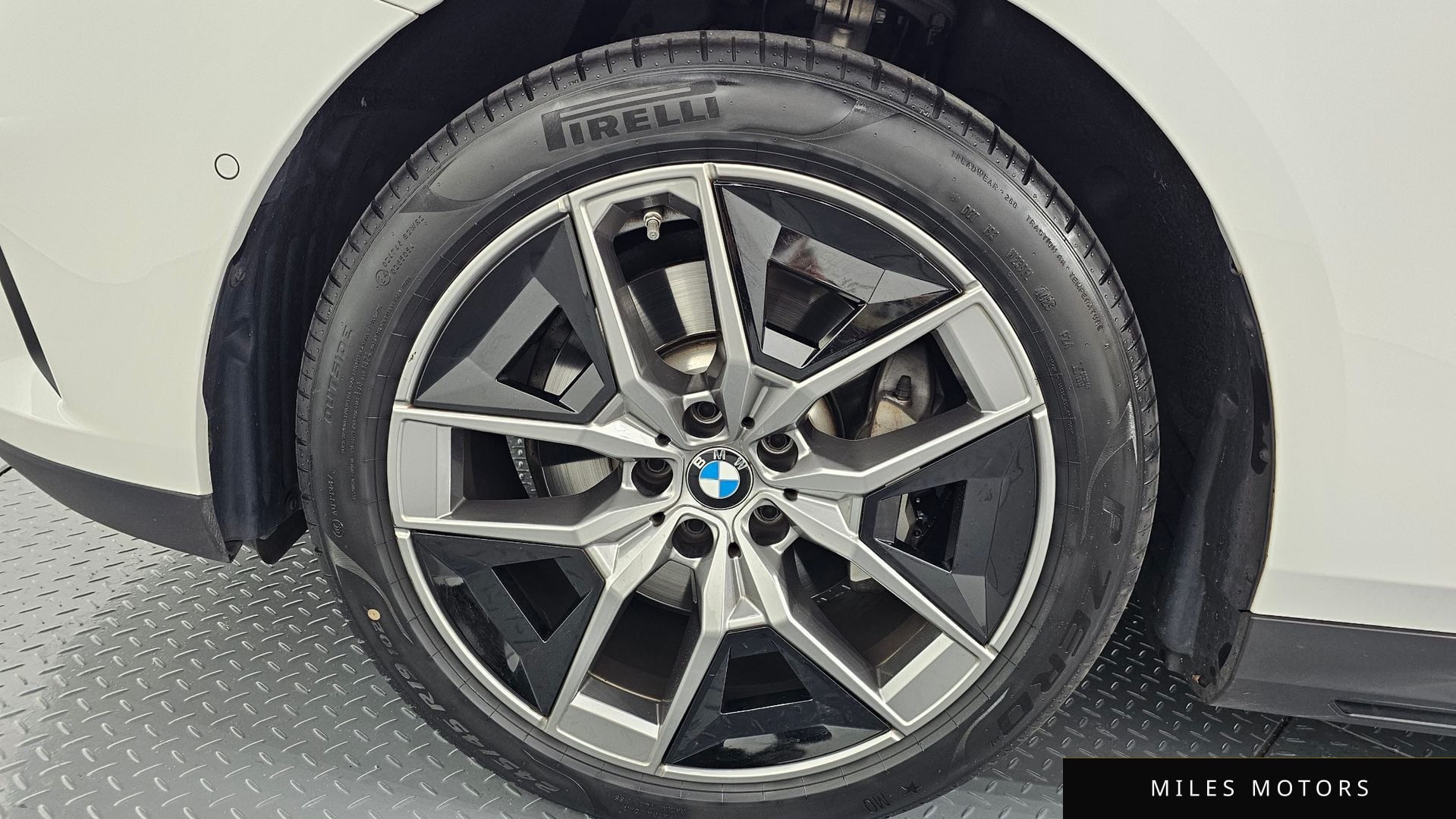 BMW 5 Series (G60) 2024 — миниатюра 5