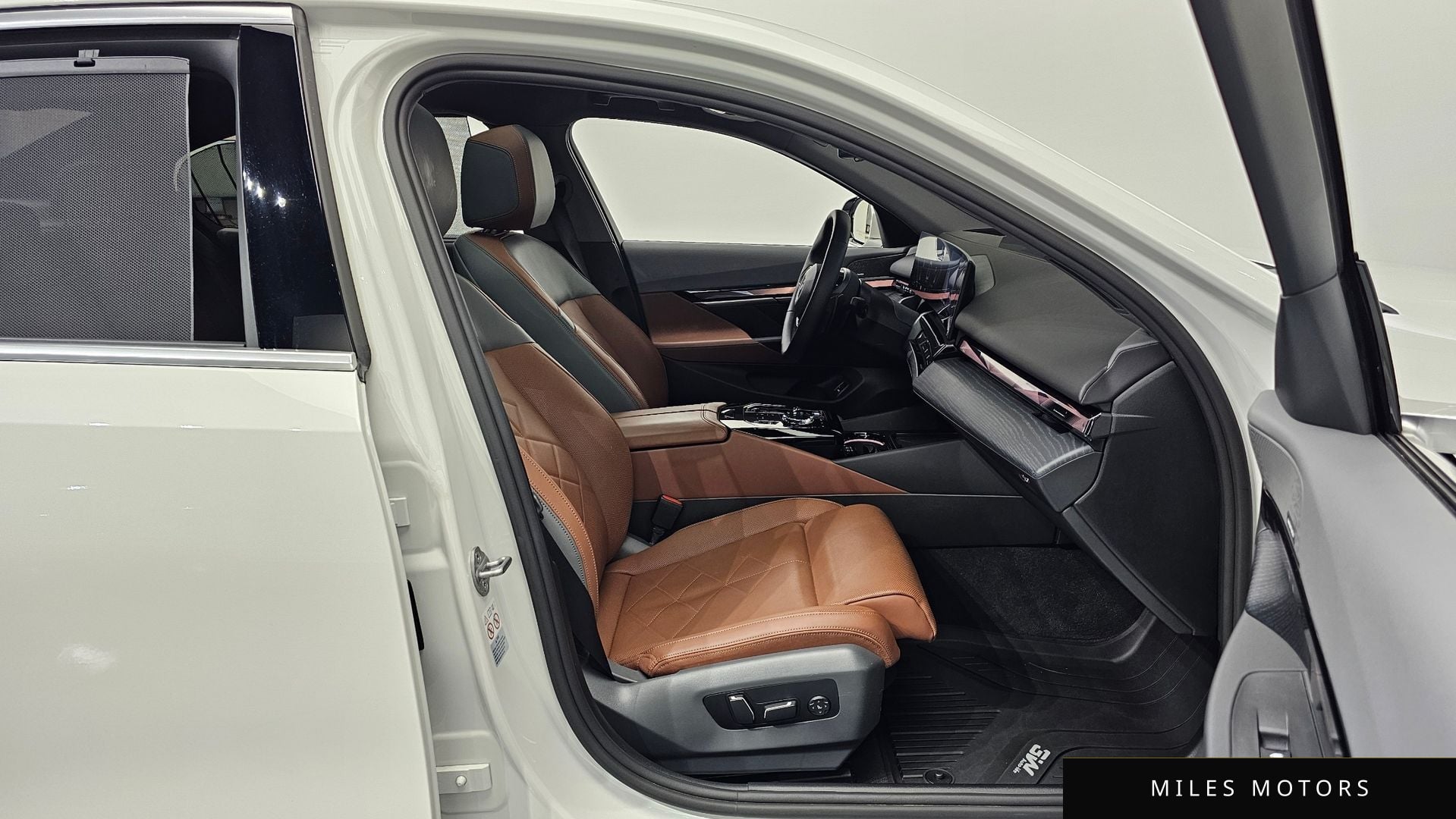 BMW 5 Series (G60) 2024 — миниатюра 10