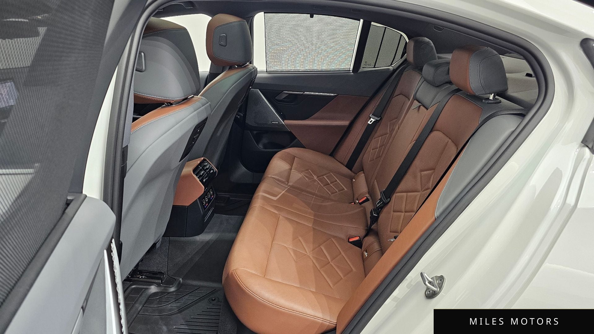 BMW 5 Series (G60) 2024 — миниатюра 12
