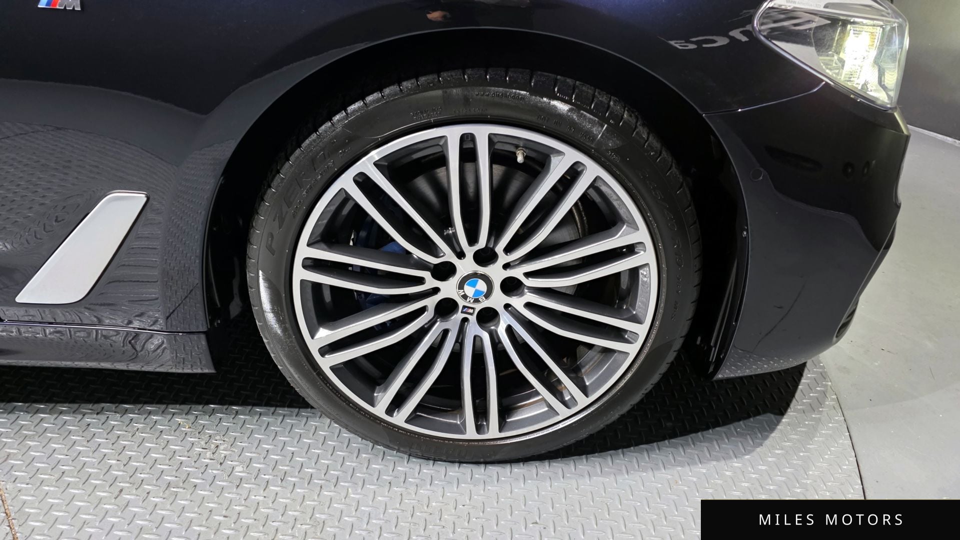 BMW 5 Series (G30) 2019 — миниатюра 5