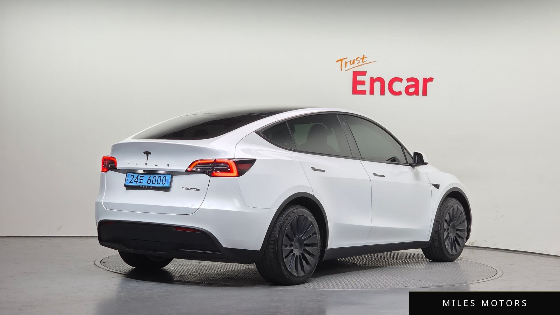 Tesla 모델 Y 2024 — миниатюра 2