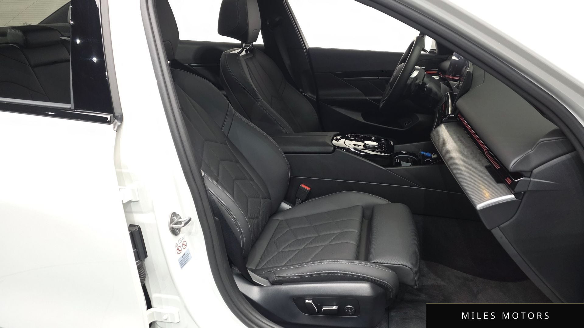 BMW 5 Series (G60) 2024 — миниатюра 10
