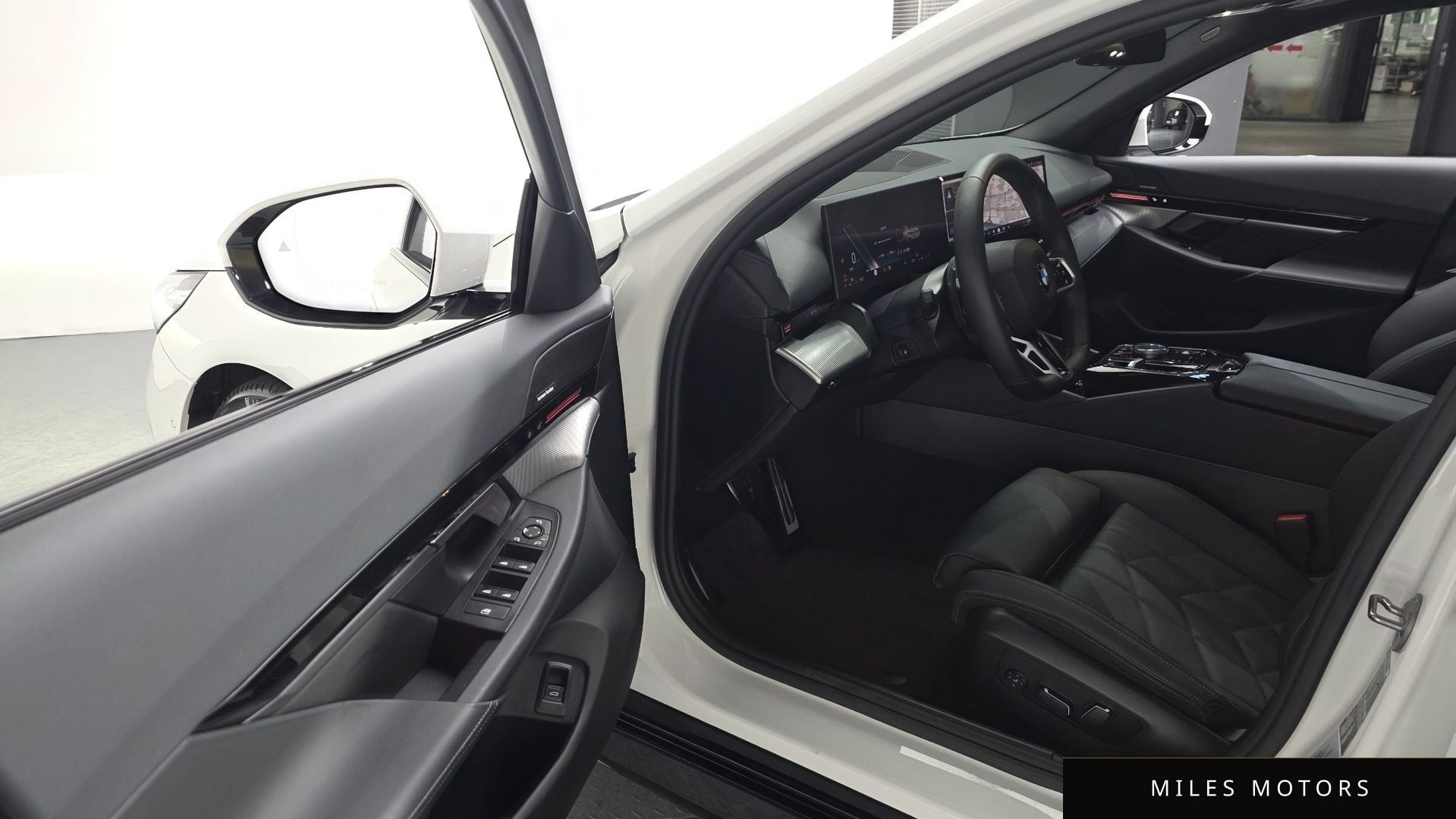 BMW 5 Series (G60) 2024 — миниатюра 12