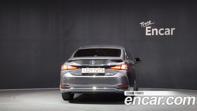 Лексус ES300h 2022 — миниатюра 4