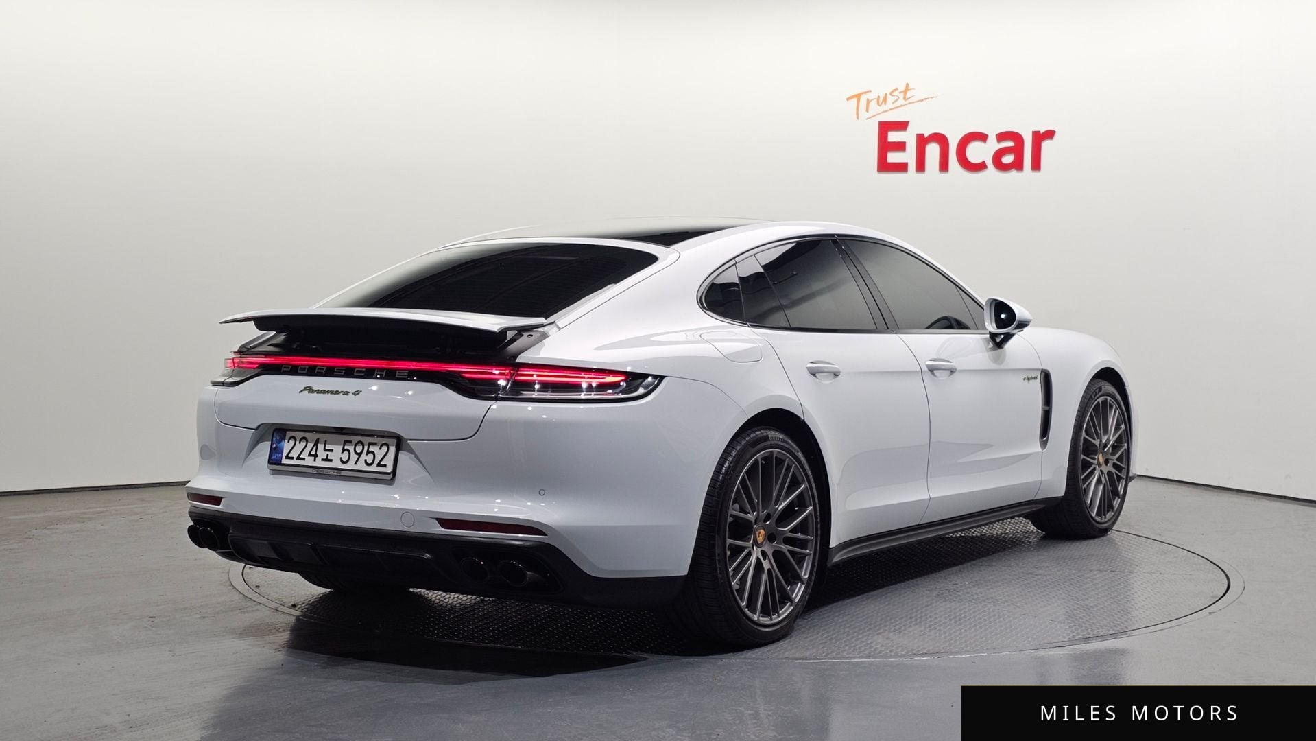 Porsche Panamera 2023 — миниатюра 2